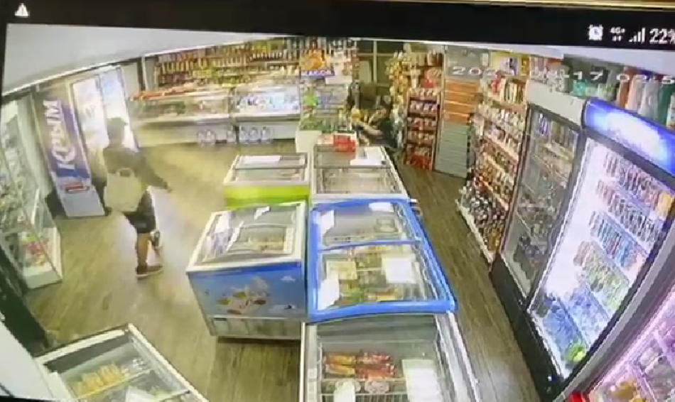 Рецидивист совершил разбойное нападение на продуктовый магазин на проспекте Королева